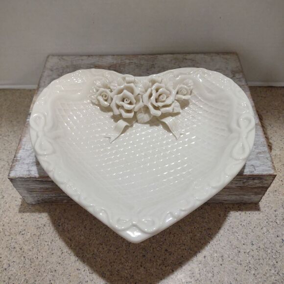 👍 Porcelain Heart Shaped Dish Shabby Chic Flowers Ivory C6 - Picture 1 of 5
